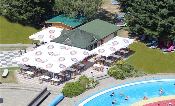 Die große Poolbar direkt am Strömungsmassagebad Die große Poolbar direkt am Strömungsmassagebad
